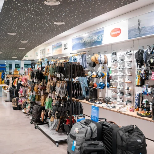 Sandalias y chanclas Rip Curl exhibidas en tienda de moda surf en Lanzarote.