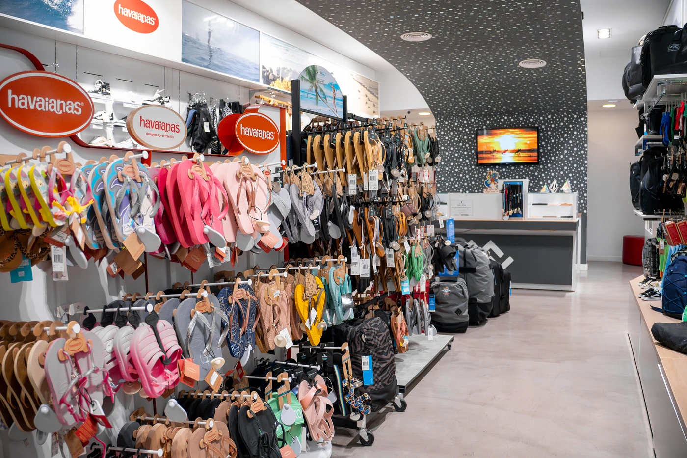 Sandalias y chanclas Rip Curl exhibidas en tienda de moda surf en Lanzarote.